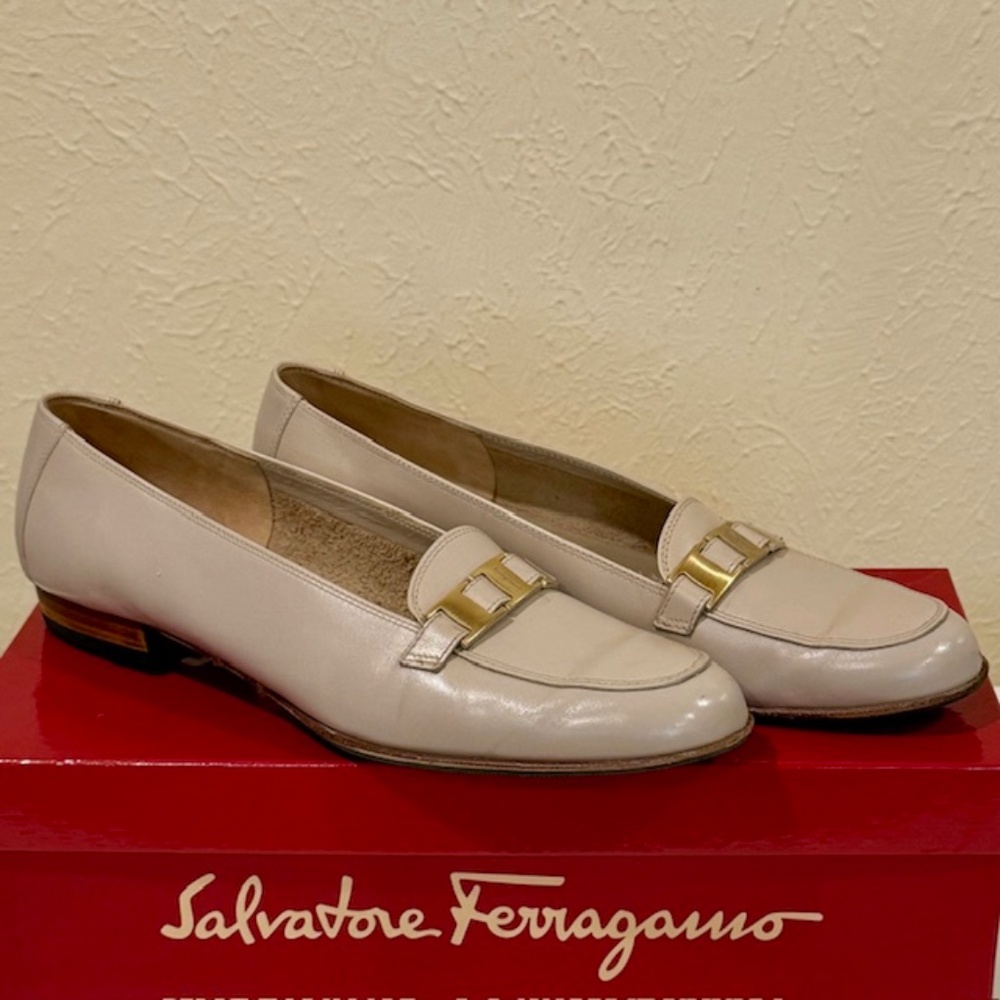 Salvatore Ferragamo Beige "Ponza" Flat 8AA